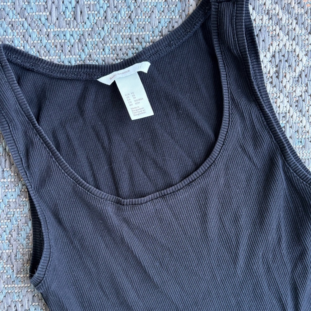 Black Basic Tank Top - Picture 2 of 3